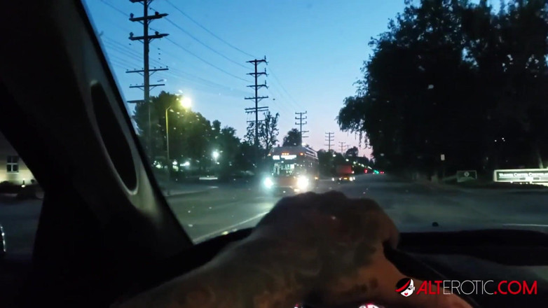Alt Erotic: Mallory Maneater menghisap zakar di dalam kereta