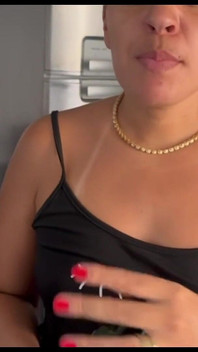 Arkadaşım için yemek yapmaya gittim ve mutfak masasında ona iyi bir tat verdim, üstüne bolca sıçrama çıktım