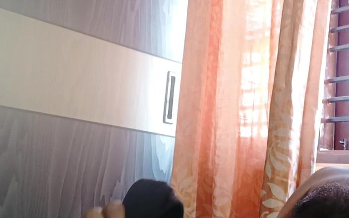 HornyHunk: Yarağımı yağlıyorum ve komşunun külotu ve sutyenle mastürbasyon yapıyor