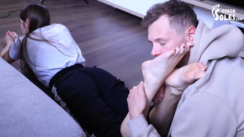 Czech Soles - foot fetish content: Esperienza da coinquilina feticismo del piede celestiale