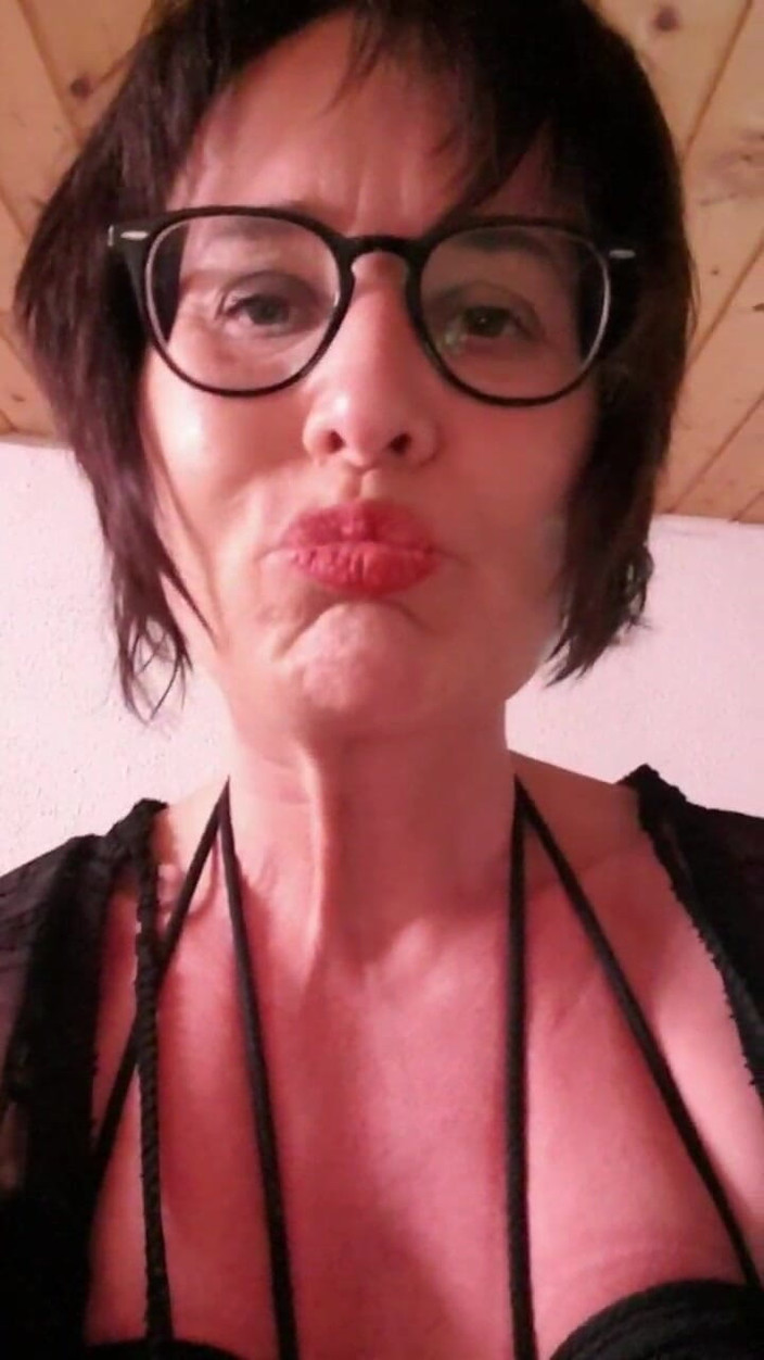 JulieEroticDress: Julie bate și ejaculează puternic