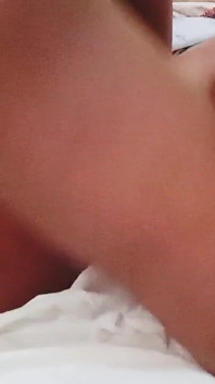 彼女は犯されながら愛を叫びます