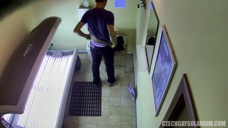 Czech Gay Solarium: České Gay Solárium 21 Sexy Twink je chycena v soláriu