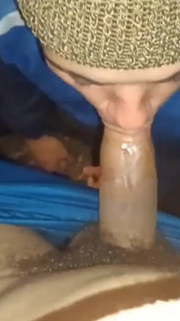 Meydanda arkadaşımın sikini emdim ve açık havada sikiştik