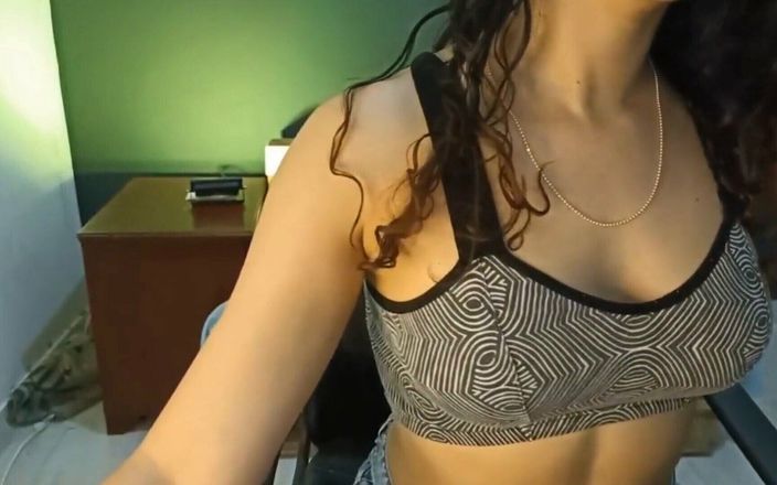 Elenafox: Une étudiante touche sa douce chatte en faisant ses devoirs de...