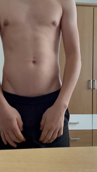 Cậu bé tuổi teen Wixxt đứng