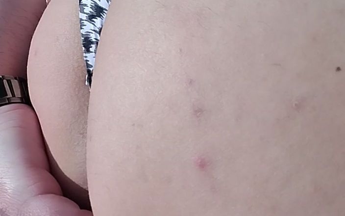 Morbosete000: Tanga içinde yürüyor ve götünü gösteriyor