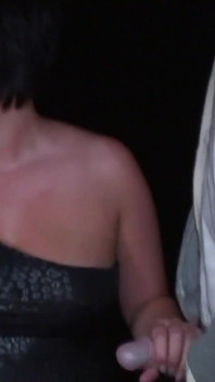 Troia milf tettona naturale formosa succhia tre ragazzi sporchi pecorina nel tranquillo parco
