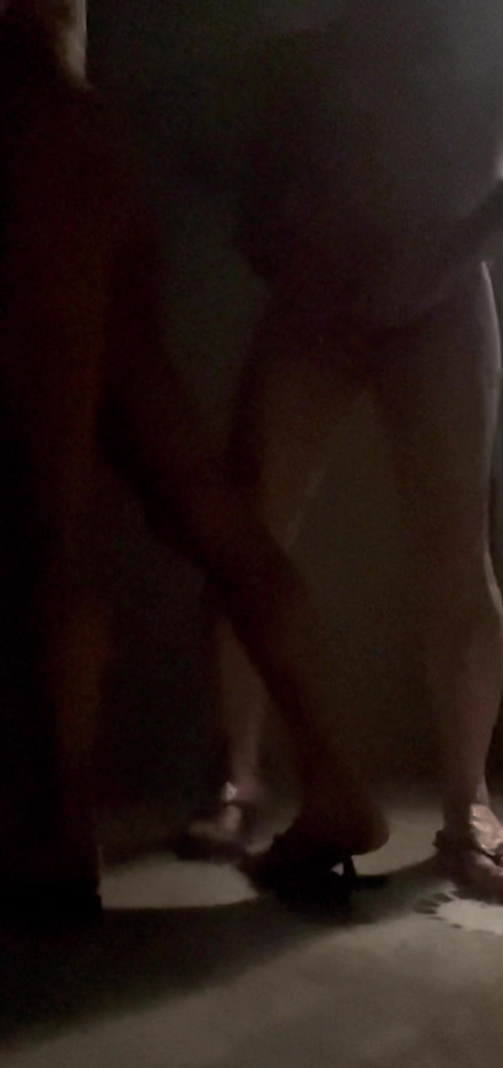 AmateurBoysPissing: Memergoki pantat bahenol cewek kembar ini dan pria ini kencing...