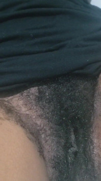 MILF Harig Poesje Natuurlijke Schoonheid - Volwassen Zelfvertrouwen, Authentiek Lichaam, Echte Amateurvibes