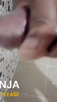 Kijk hoe ik deze grote pik masseer totdat ik klaarkom