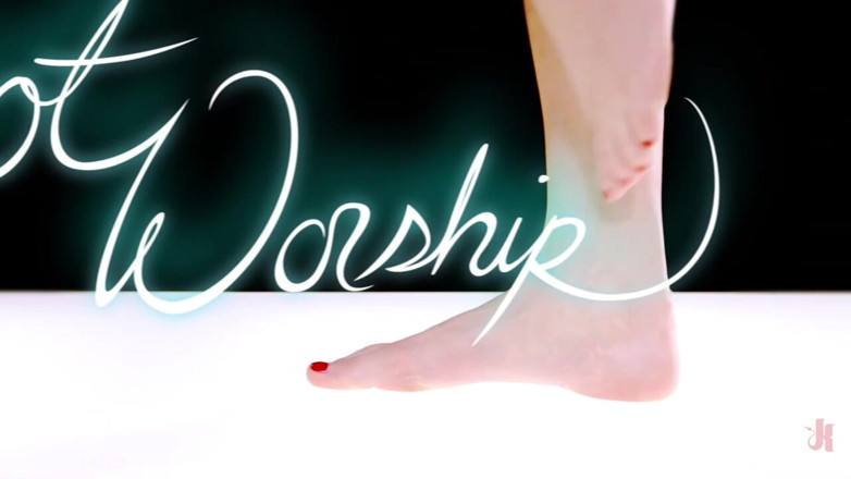 Foot Worship by Kink: Nadržené malé nožky děvky hladové po nohou!