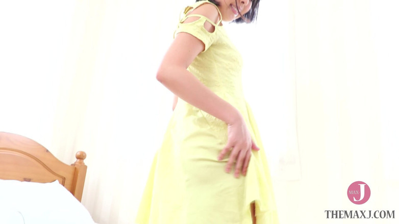 Tokyo Bikini College: Dívka ve žlutých šatech si hraje s hračkami pro dospělé.