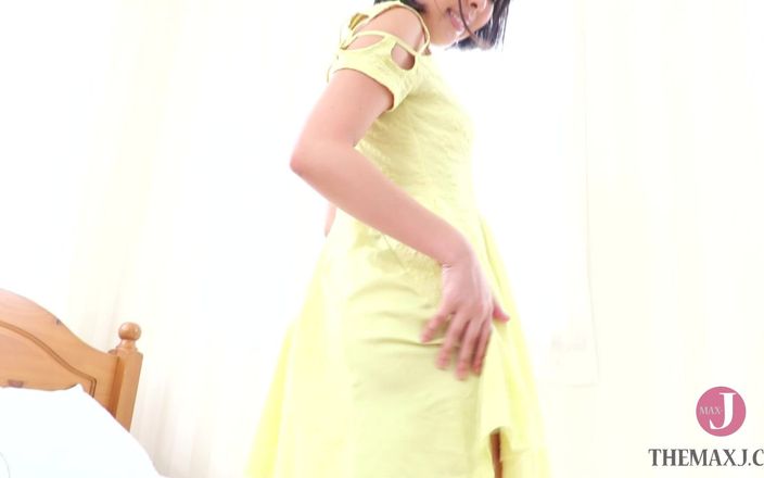 Tokyo Bikini College: Une fille dans une robe jaune jouant avec des jouets...