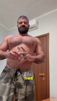 Tatăl vitreg masiv are picioarele, pieptul și curul venerate, înainte de masturbare și cumming.