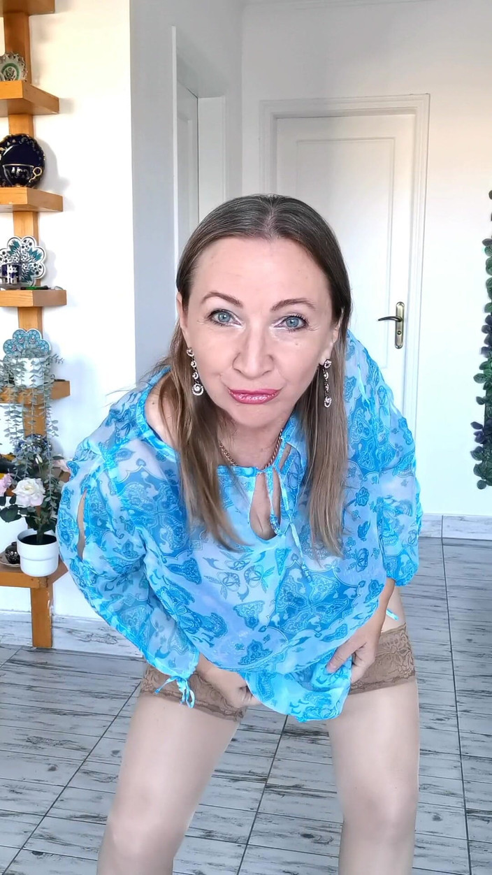 MariaOld: 오럴 스트립쇼: 거유 GILF Mariaold의 우아한 블루-누드 전환