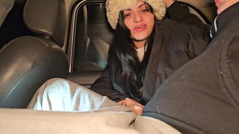 Elnonohub: 我们和几个朋友在车里购物，我们四人在车里做爱。