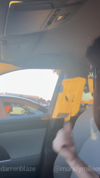 Crazy Lady uderza w mój samochód, więc robi mi loda