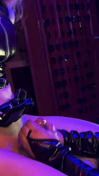 Robie Ashe Vex Shemale în latex uns cu ulei este masturbat până când ea vine de Daniela Zhukov