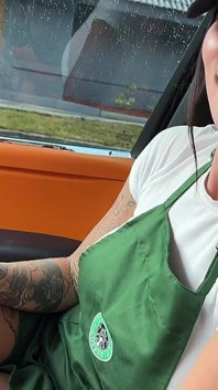 Barista มีรอยสักเงี่ยนกินควยของ Teddy Tarantino ในรถในช่วงพักของเธอ