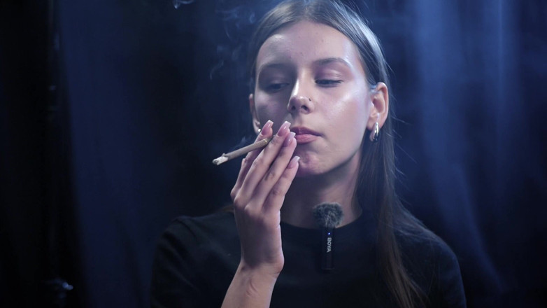 Russian Smokers: Молода дівчина курить соло в спокійній студійній сесії з повільними видихами