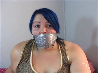 Selfgags classic: Unsere babysitterin geknebelt sich mit dem höschen der stiefmutter!