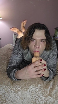 Nonbinary Femboy face un antrenament în gât în timp ce face ipostaza
