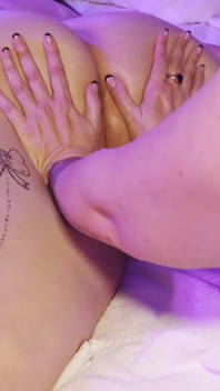 Jasmim Flowers ajuda Maria Bose a relaxar com massagem sensual