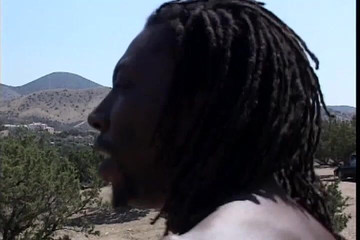 Hot Girlz: Sexy blondýnka s velkými prsy je ošukaná ebenem s velkým černým čůrákem...