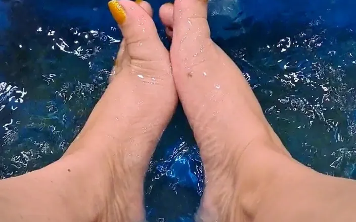 Madame SkorpSolez: Pedi day - been a year since I got them touched...