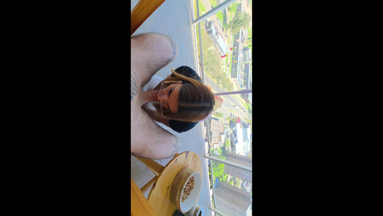 Young big apple: 我和我丈夫在租来的公寓里玩得很开心：在阳台上欣赏街景进行，在卧室里做爱。