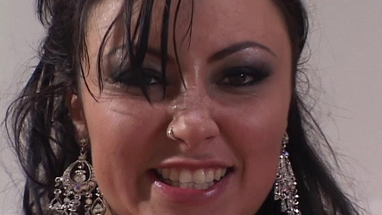 Bangora amateur club: Brunetka MILF dojí tlustého ptáka rukama a ústy
