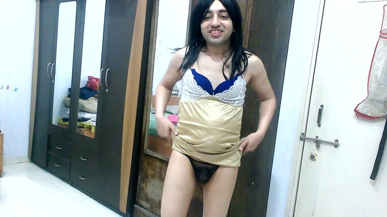 Cute & Nude Crossdresser: Sexy sissy crossdresser femboy sweet lízátko v sexy zlatém prádle...