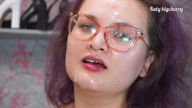 Katybigcherry: Tryska na jego kutasa, a następnie go liże