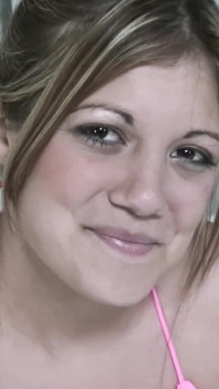 Linda nena rubia de 18 años con ojos grandes