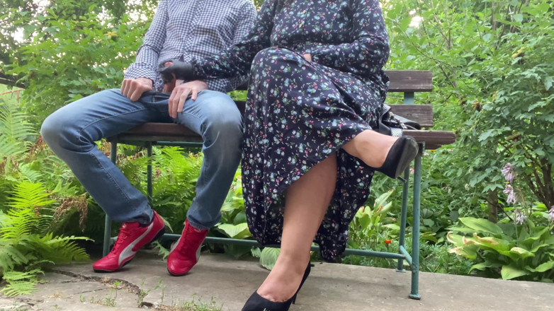 OurFetishLife: Heißer handjob, latexhandschuh-schwanz im freien und nimmt handschuh für cuckold-ehemann