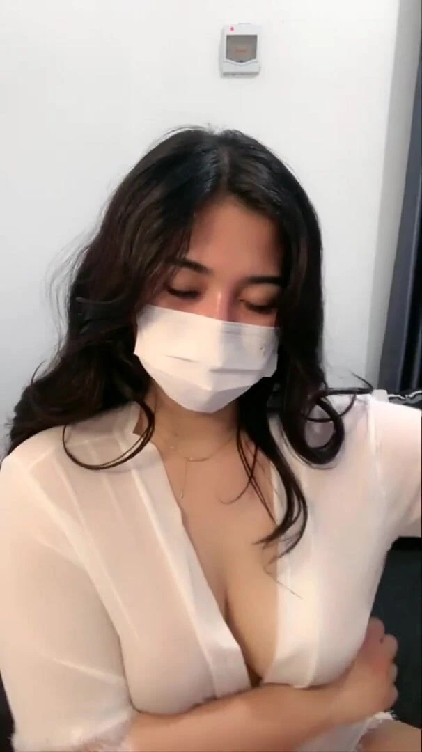 Chinita Wife: Amazingly Hot and Pretty Girl Showing Her Perfect Tits Online