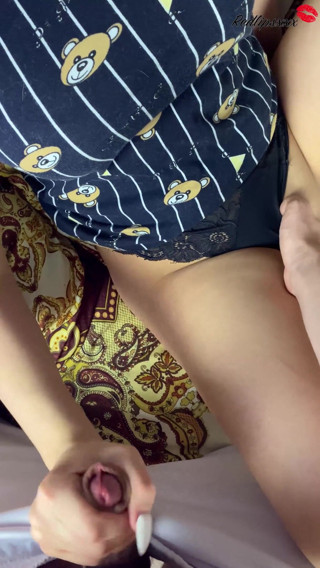 Kiara Hills: Cutie neukt in verschillende poses en krijgt een krachtige cumshot...