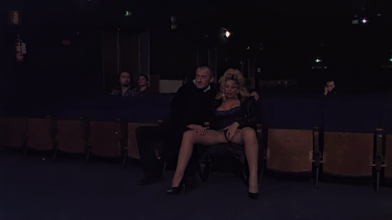 Inthe MILF room: 在色情电影院与妻子分享