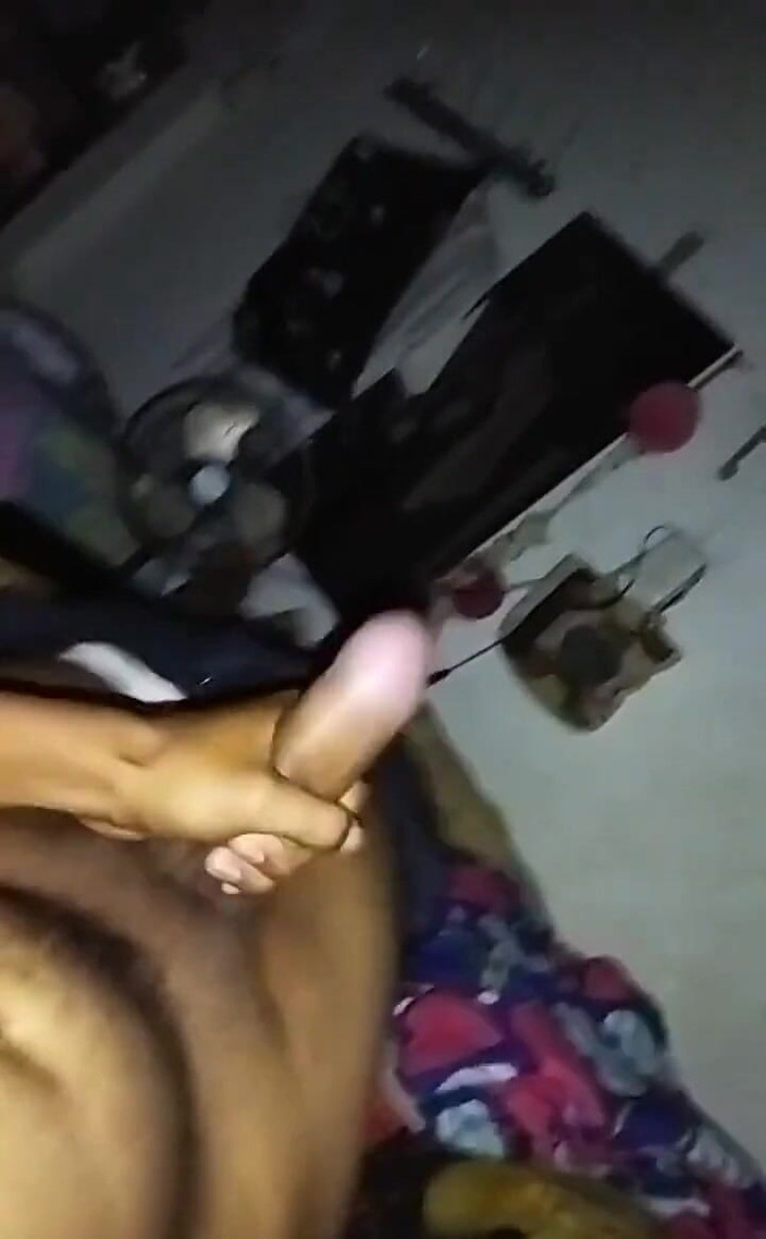 Deiby Latino: Branlette torride seule dans la chambre