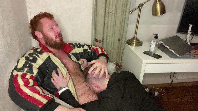 KinkySirius: Bölüm 1. Takım elbiseli Kinkysirius, ağzıyla ve deri ceketli bir ayıyla...