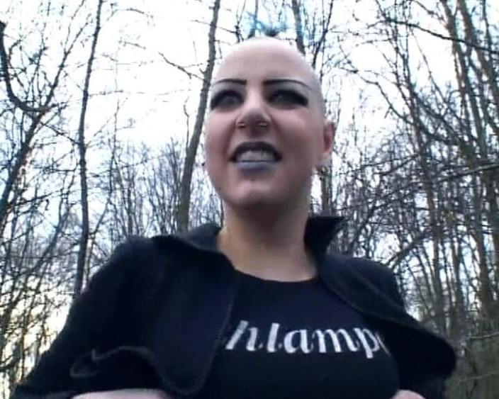 German's Fetish: Goth, deutsche schlampe spielt mit ihrer gepiercten muschi