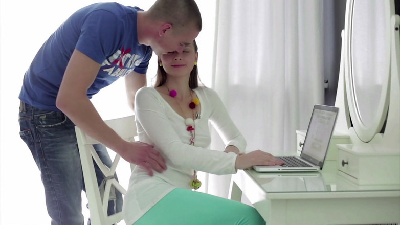 Pervy Studio: Peach乱搞她的男朋友和他的兄弟兄弟