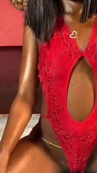 Ich bin eine chefin, schlampe probiert verschiedene outfits an, twerking n reibt meine muschi, während ich demonstriert