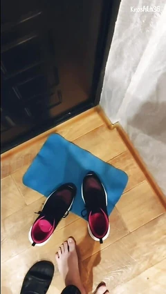 Vrouw betrapte haar man terwijl ze zichzelf in haar kont neukte met een dildo