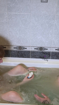 Faceci Twink kąpią się razem i ssają