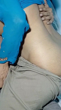 在德西印度继妹的紧致菊花中无鞍肛交，打手枪