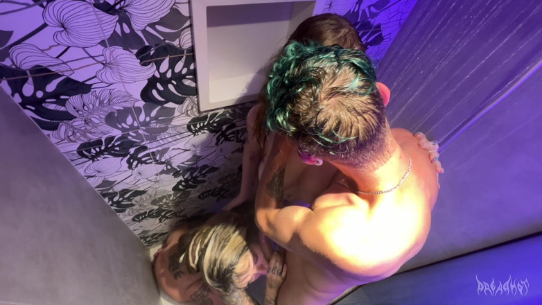 Dread Hot: 友達と熱いシャワーを浴びて、人生で最高のフェラチオ!- ドレッド・ホット