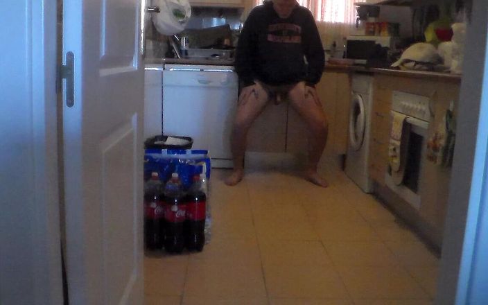 Sex hub male: John chčije po celé podlaze v kuchyni