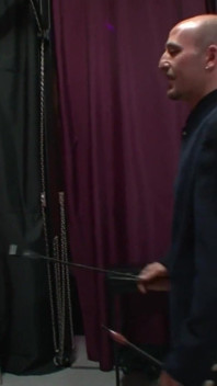 Une nana sexy fait du BDSM avant de baiser